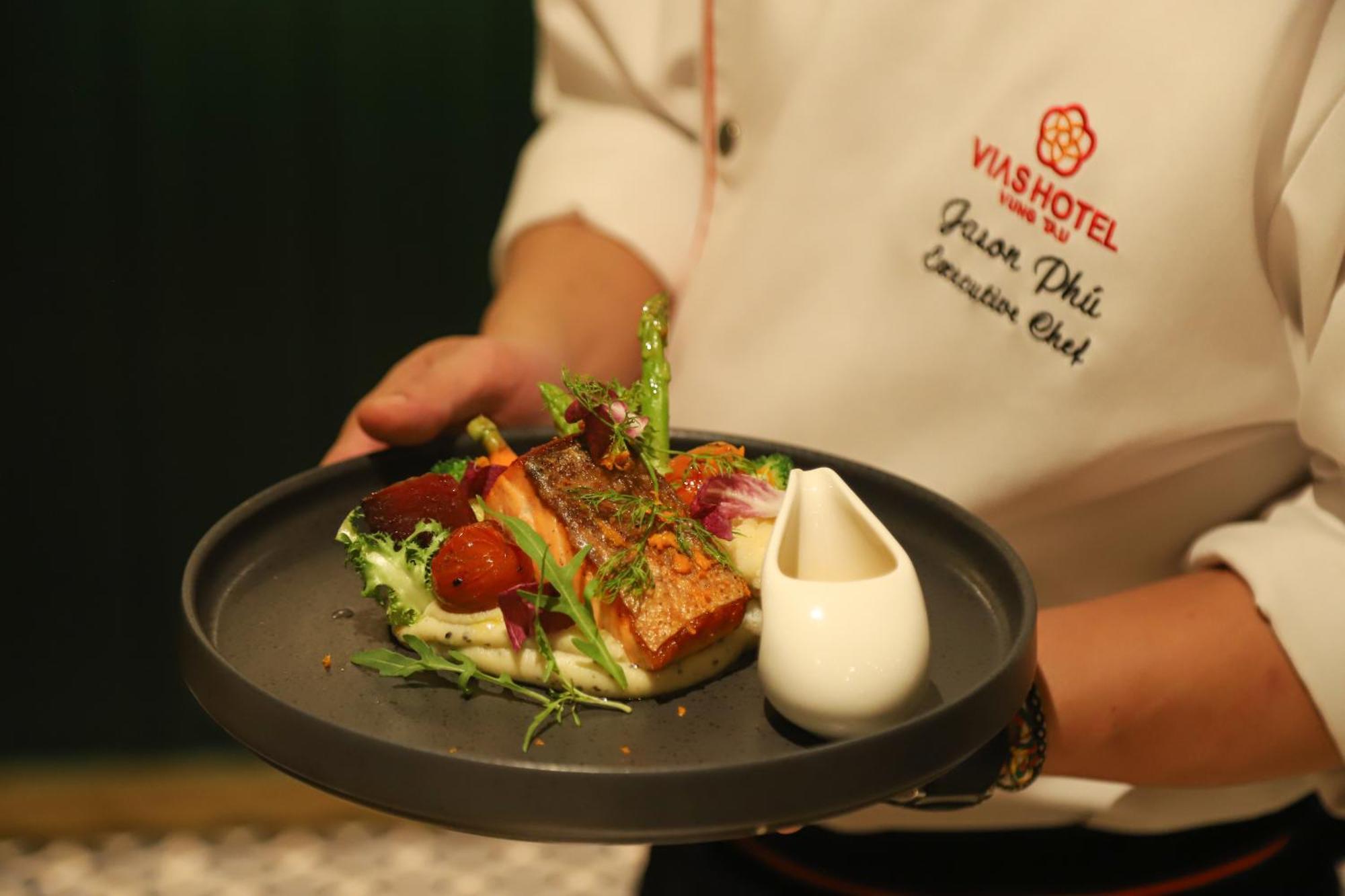 Vias Hotel Vung Tau - Transportation Included Экстерьер фото A chef serving a prepared meal